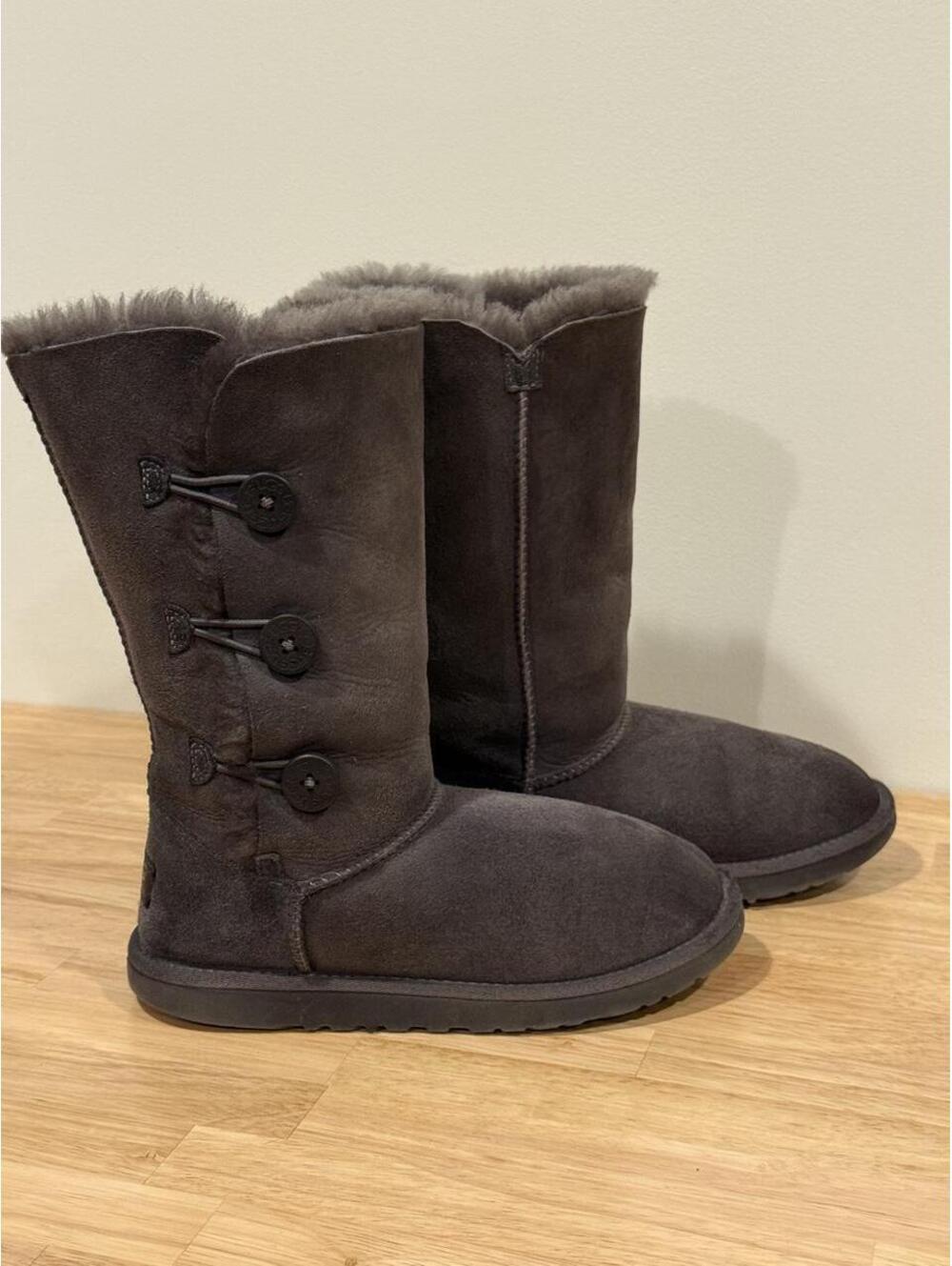 UGG Bailey Button Triplet Boots Women’s 5 Dark Gray Sheepskin 1962Y